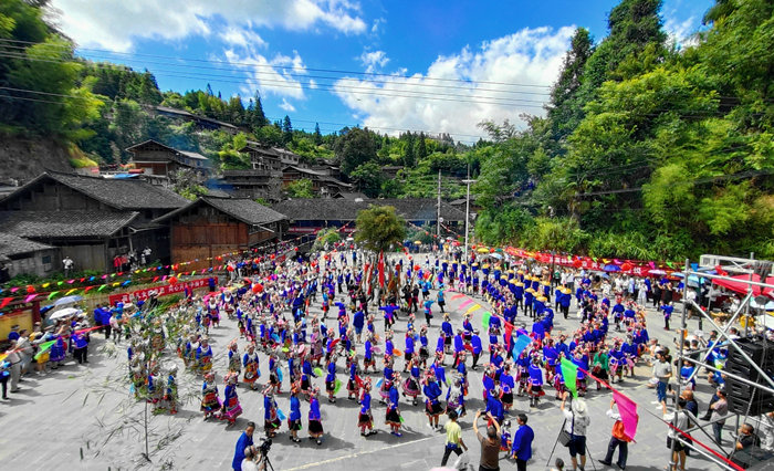 村民载歌载舞，欢庆丰收。刘杰华摄