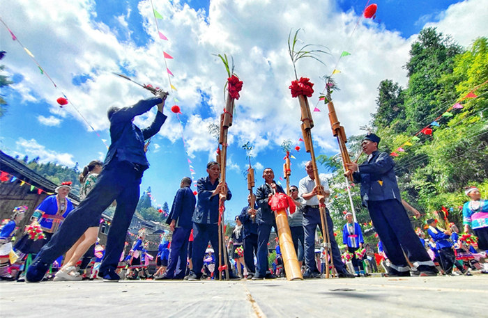 村民在吹芦笙。刘杰华摄