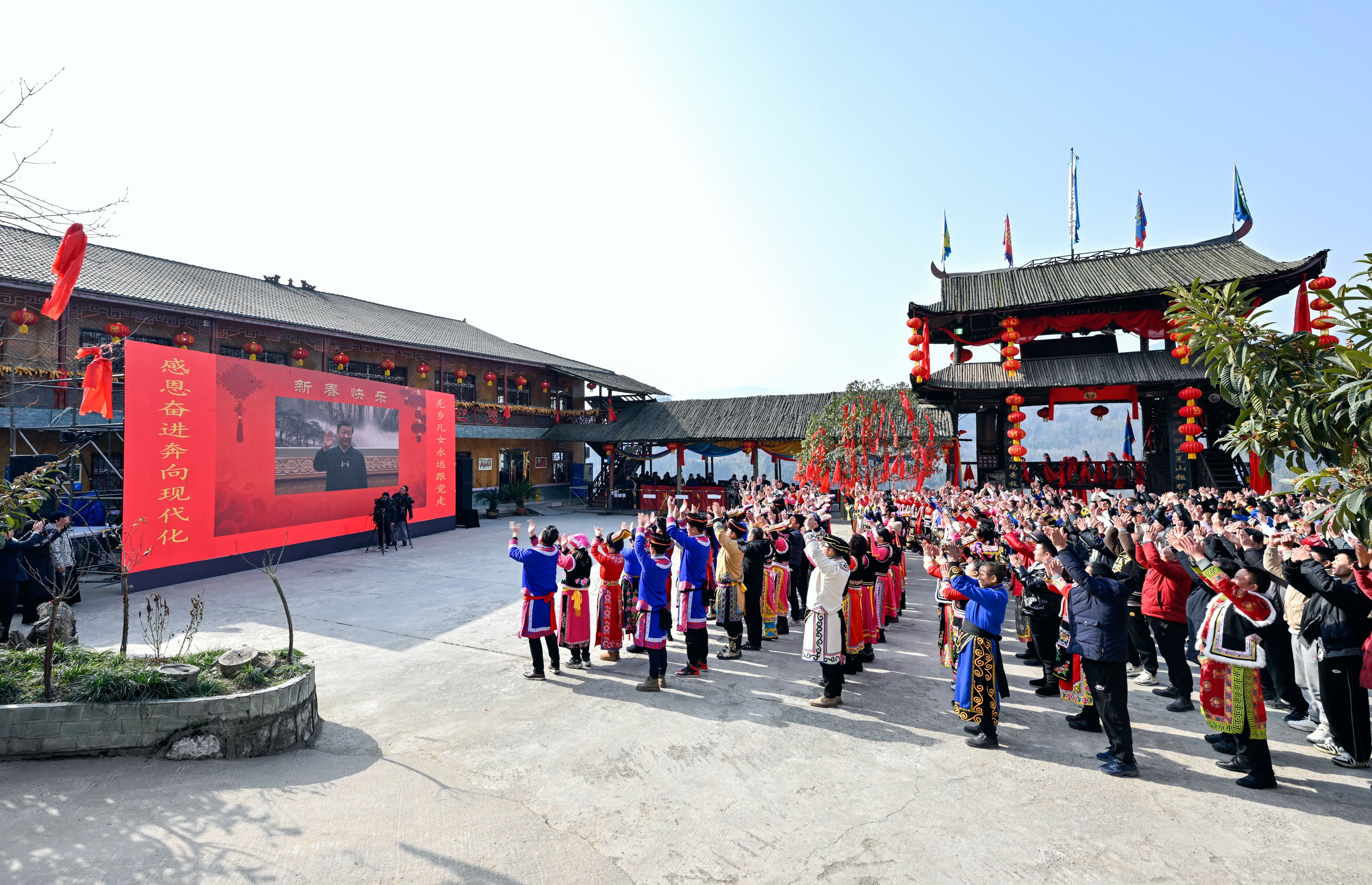 2023年1月18日，习近平总书记通过视频连线，同四川省绵阳市北川羌族自治县石椅村的乡亲们和游客亲切交流。